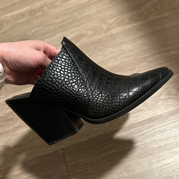 Chinese Laundry Black Faux Cayman Clogs! - Picture 1 of 5